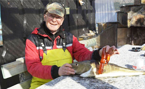Fisherman Bjørn Frilund with his unusual catch. (Photo: Anders Hagen, Åndalsnes Avis)