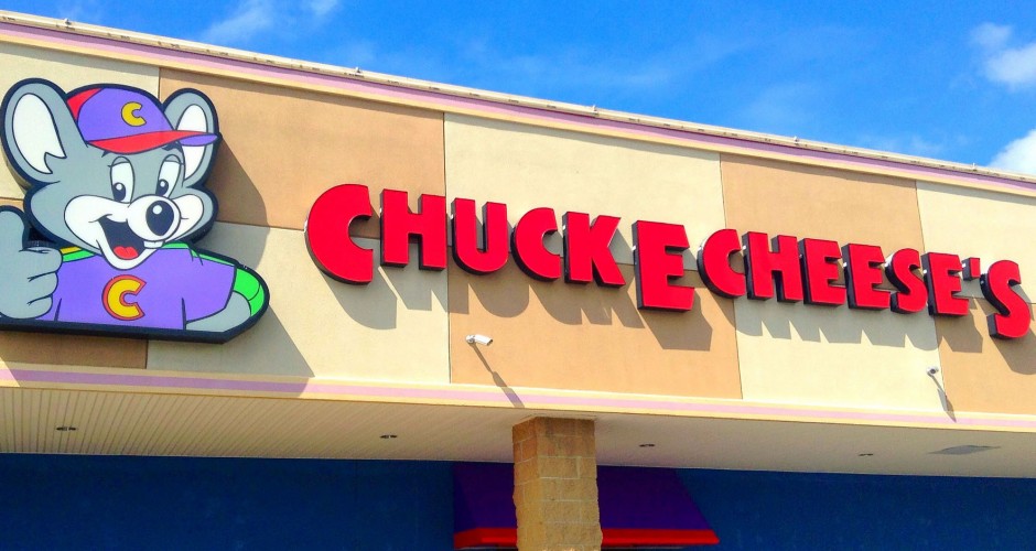 50-Person Brawl Breaks Out at Chuck E. Cheese During Kid's First ...